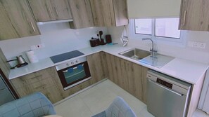 Refrigerador, horno, lavavajillas y tetera eléctrica