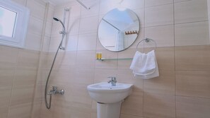 Badekar, hårtørrer, håndklæder