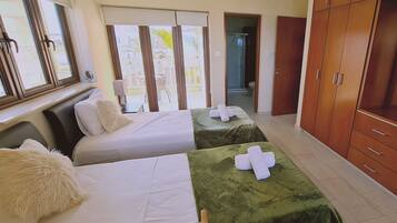 4 bedrooms, iron/ironing board, free WiFi, bed sheets