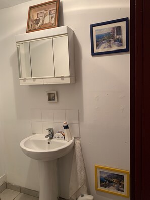 Regadera, toallas, jabón, papel de baño 