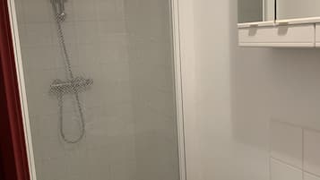 Douche, serviettes fournies, savon, papier toilette