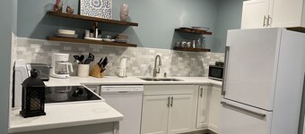  NEW Stylish Apartment with Hot Tub