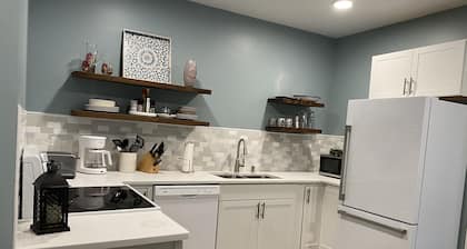 NEW Stylish Apartment with Hot Tub