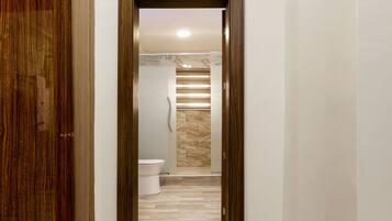 Chambre Simple Standard | Salle de bain | Douche, douche à « effet pluie », articles de toilette de luxe