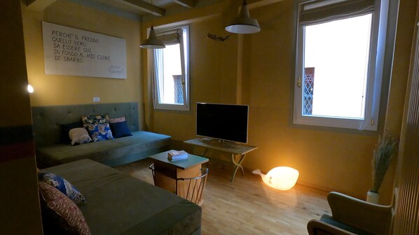 25-Zoll-Flachbildfernseher mit Satellitenempfang, Fernseher