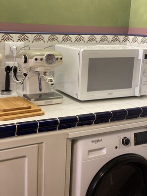 Frigorifero con congelatore, microonde, piano cottura, lavastoviglie