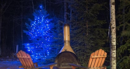 Cozy cabins that sleep 6 w/ hot tub close to Castle Mountain!