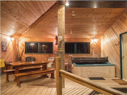 Cozy cabins that sleep 6 w/ hot tub close to Castle Mountain!
