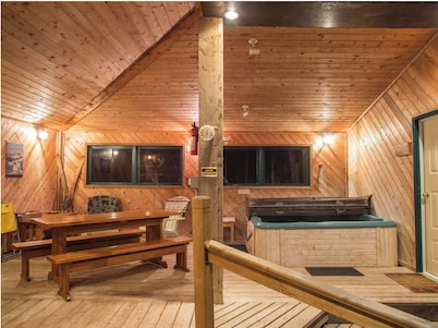Cozy cabins that sleep 6 w/ hot tub close to Castle Mountain!