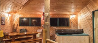 Cozy cabins that sleep 6 w/ hot tub close to Castle Mountain!
