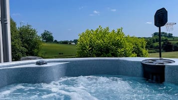 Bañera de hidromasaje al aire libre