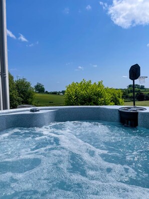 Outdoor spa tub - The Retreat ~ Charming & Cozy Gem ~ Sauna ~ HotTub (Tarrant Gunville)
