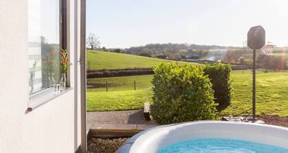 The Retreat ~ Charming & Cozy Gem ~ Sauna ~ HotTub