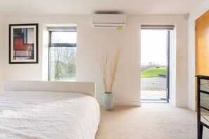 1 bedroom, iron/ironing board, WiFi, bed sheets - The Retreat ~ Charming & Cozy Gem ~ Sauna ~ HotTub (Tarrant Gunville)
