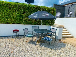 Outdoor dining - The Retreat ~ Charming & Cozy Gem ~ Sauna ~ HotTub (Tarrant Gunville)