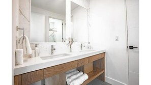 Een douche, een haardroger, handdoeken, zeep