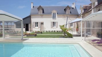 Una piscina techada, una piscina climatizada