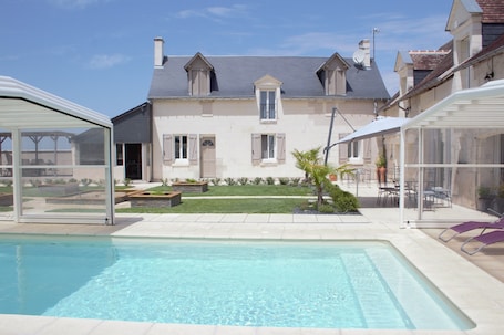 Indoor pool, a heated pool. Gîte LES DOUCESHEURES- 110m²--3 rooms-8 pers