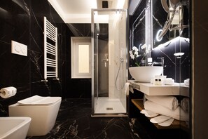 Habitación superior con 1 cama doble o 2 individuales | Baño | Albornoces y toallas