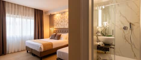 Deluxe driepersoonskamer | Een kluis op de kamer, geluiddichte muren, gratis wifi, beddengoed