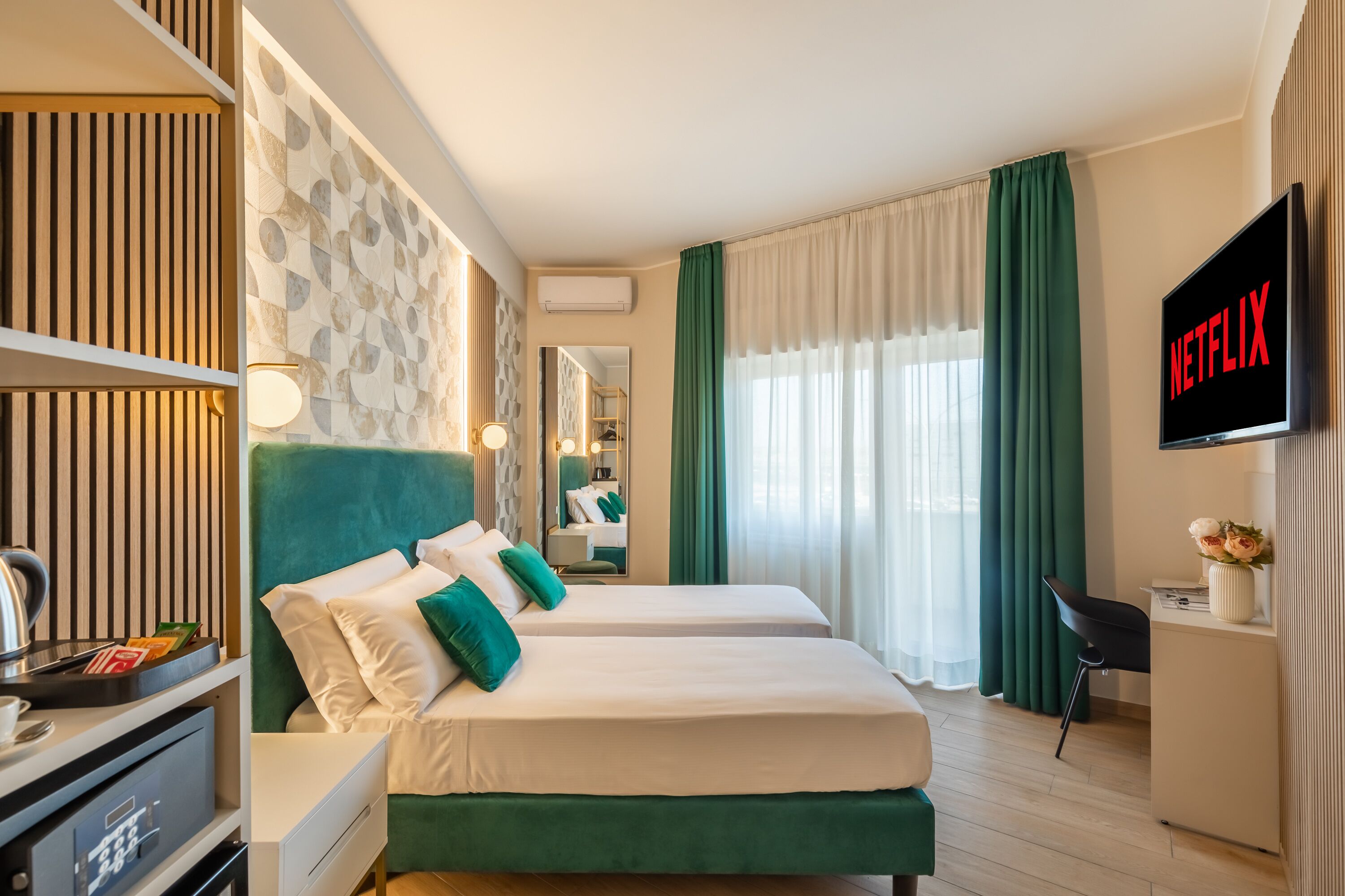 Habitación superior con 1 cama doble o 2 individuales | Caja fuerte, sistema de insonorización, wifi gratis y ropa de cama