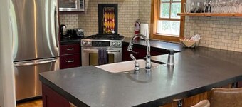 Perfect spot for families/groups; short walk to free ski bus; Pet friendly