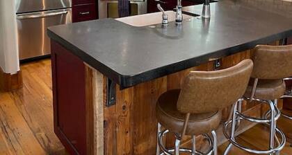 Perfect spot for families/groups; short walk to free ski bus; Pet friendly