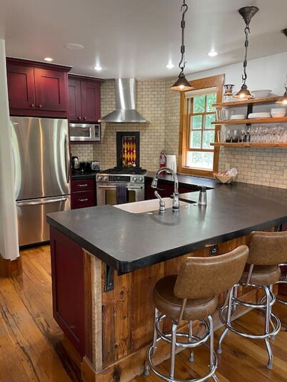 Perfect spot for families/groups; short walk to free ski bus; Pet friendly