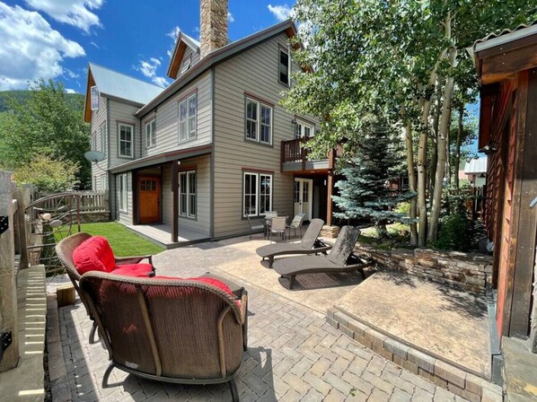 Terrace/patio - Perfect spot for families/groups; short walk to free ski bus; Pet friendly (Crested Butte)