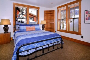 3 slaapkamers, een strijkplank/strijkijzer, reisbedje, gratis wifi