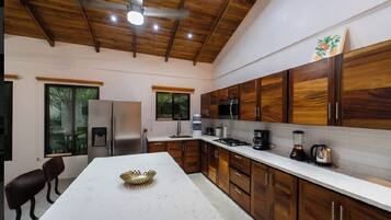 Een koelkast, een microgolfoven, een kookplaat