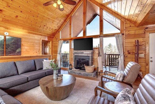 *NEW* Dollywood Log Cabin with Hot Tub + Game Room