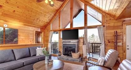 *NEW* Dollywood Log Cabin with Hot Tub + Game Room