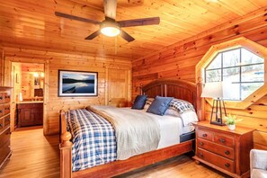 4 bedrooms, desk, iron/ironing board, free WiFi