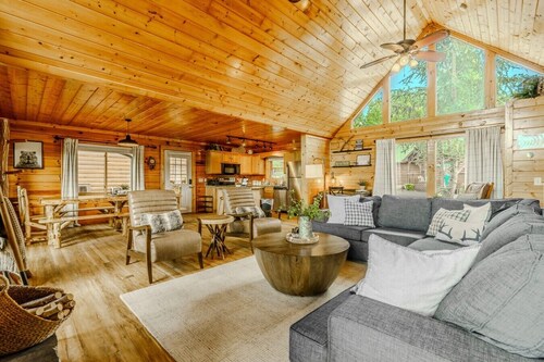 *NEW* Dollywood Log Cabin with Hot Tub + Game Room