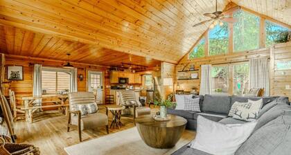 *NEW* Dollywood Log Cabin with Hot Tub + Game Room