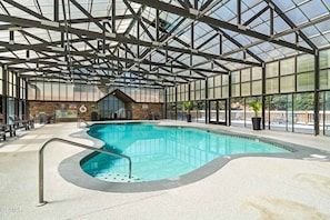 Una piscina cubierta, una piscina climatizada