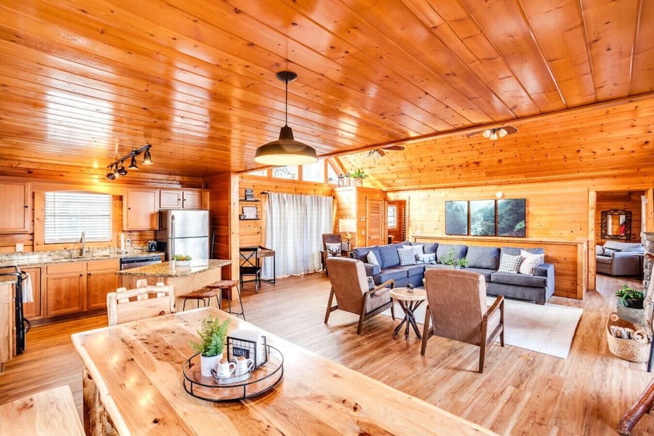 智能電視、壁爐、音響