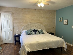 2 bedrooms, free WiFi, bed sheets - 3 miles from Carolina Beach, convenient to Wilmington Riverfront family friendly (Wilmington)