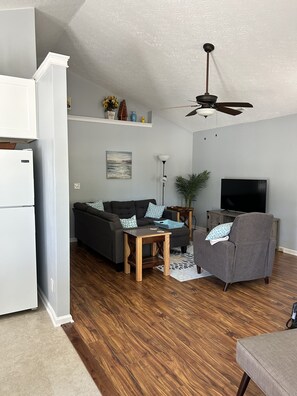 Smart TV - 3 miles from Carolina Beach, convenient to Wilmington Riverfront family friendly (Wilmington)