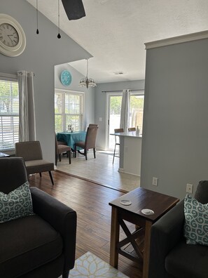 Smart TV - 3 miles from Carolina Beach, convenient to Wilmington Riverfront family friendly (Wilmington)