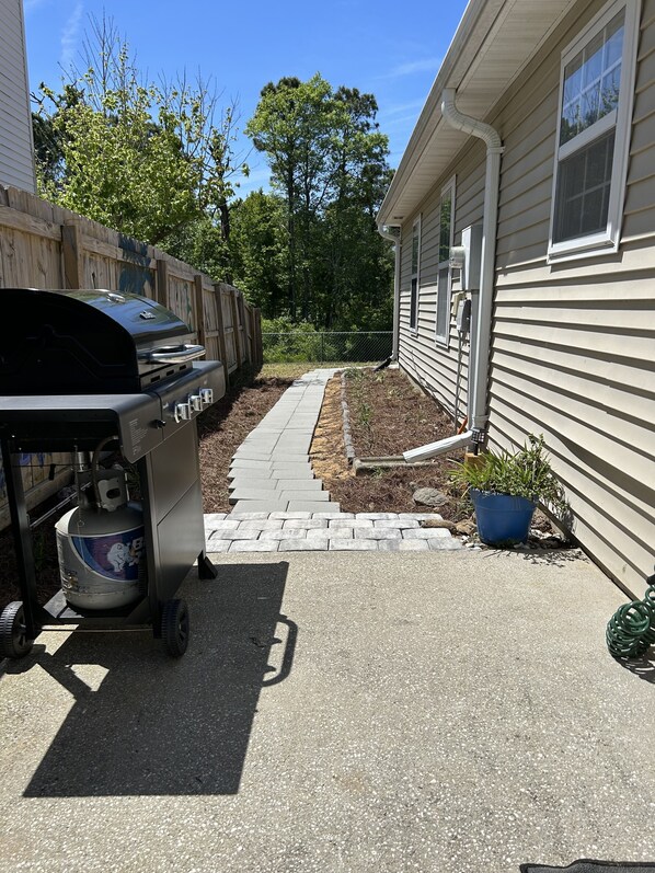 Terrace/patio - 3 miles from Carolina Beach, convenient to Wilmington Riverfront family friendly (Wilmington)