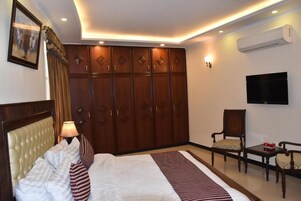 Tabla de planchar con plancha, wifi gratis y ropa de cama 