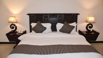 Planxa i posts de planxar, wifi gratuïta i roba de llit