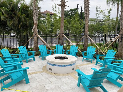 Beautiful 3 bedrooms Condo at Vista Cay with lake view. 
Refurbished July 2024