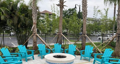 Beautiful 3 bedrooms Condo at Vista Cay with lake view.
Refurbished July 2024