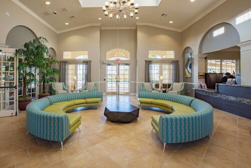 Beautiful 3 bedrooms Condo at Vista Cay with lake view. 
Refurbished July 2024