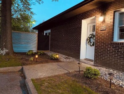 HOT TUB & New Stylish Saratoga County Efficiency