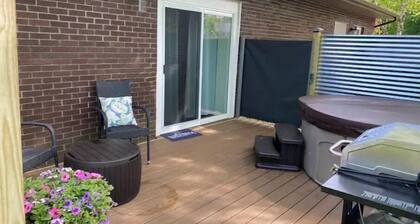 HOT TUB & New Stylish Saratoga County Efficiency