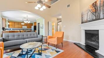 电视、壁炉、办公室